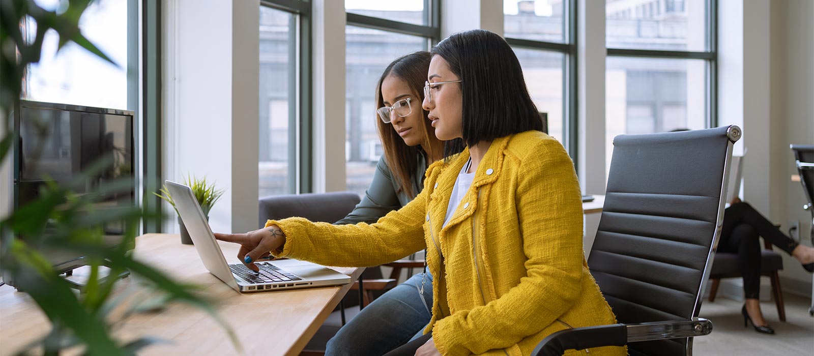 female intern learning from mentor